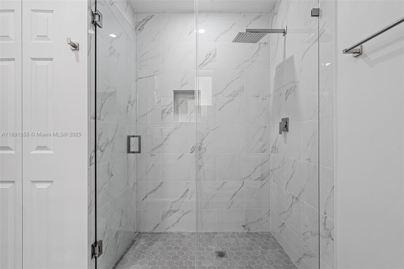 See details   /   sq. ft. $ 2025-10-06 0 Photo