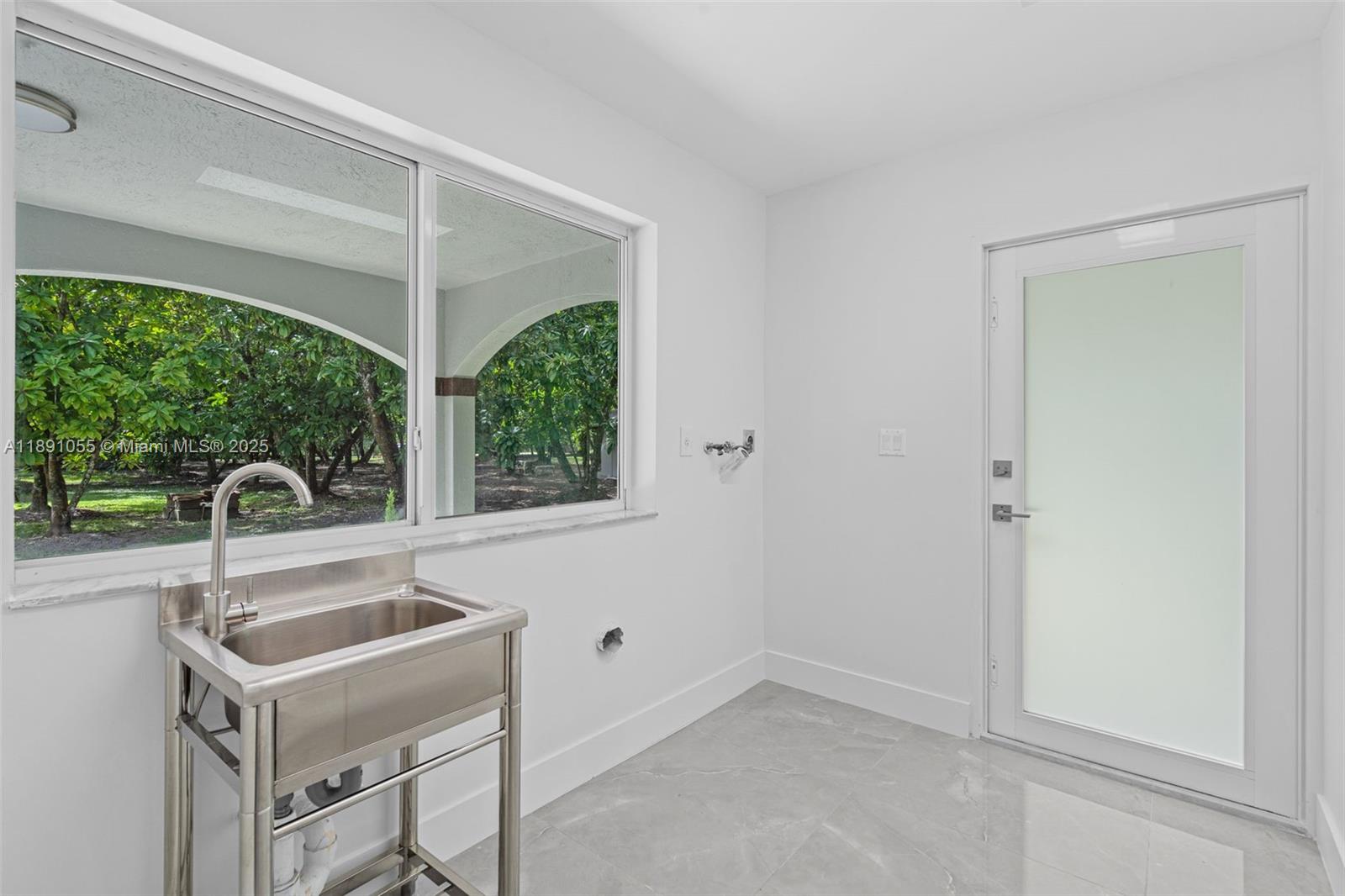 See details   /   sq. ft. $ 2025-10-06 0 Photo