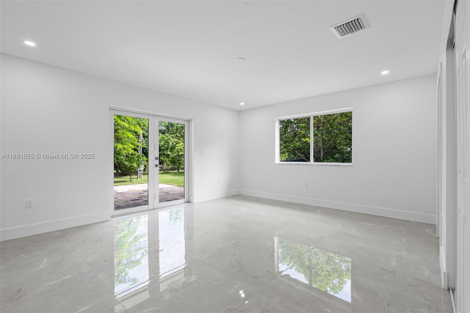 See details   /   sq. ft. $ 2025-10-06 0 Photo