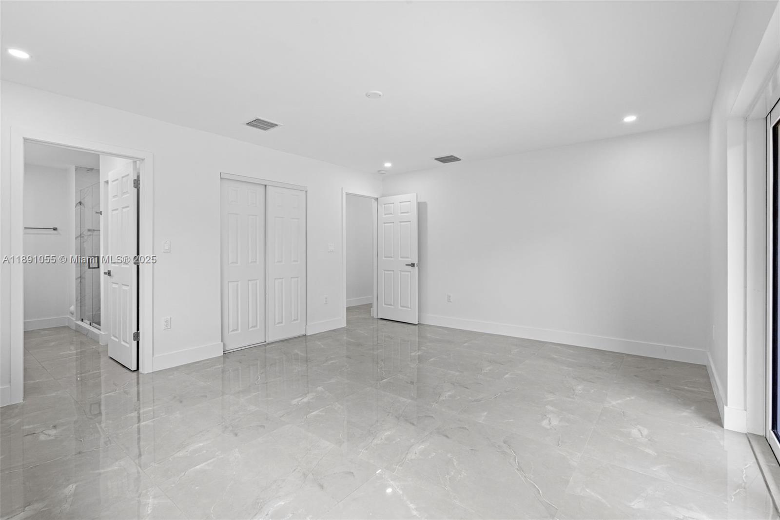 See details   /   sq. ft. $ 2025-10-06 0 Photo