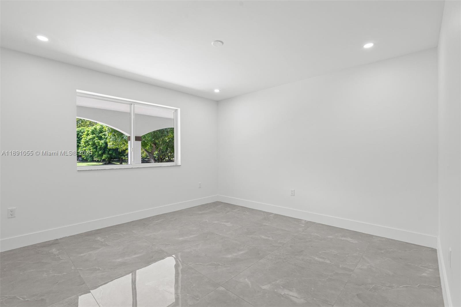 See details   /   sq. ft. $ 2025-10-06 0 Photo