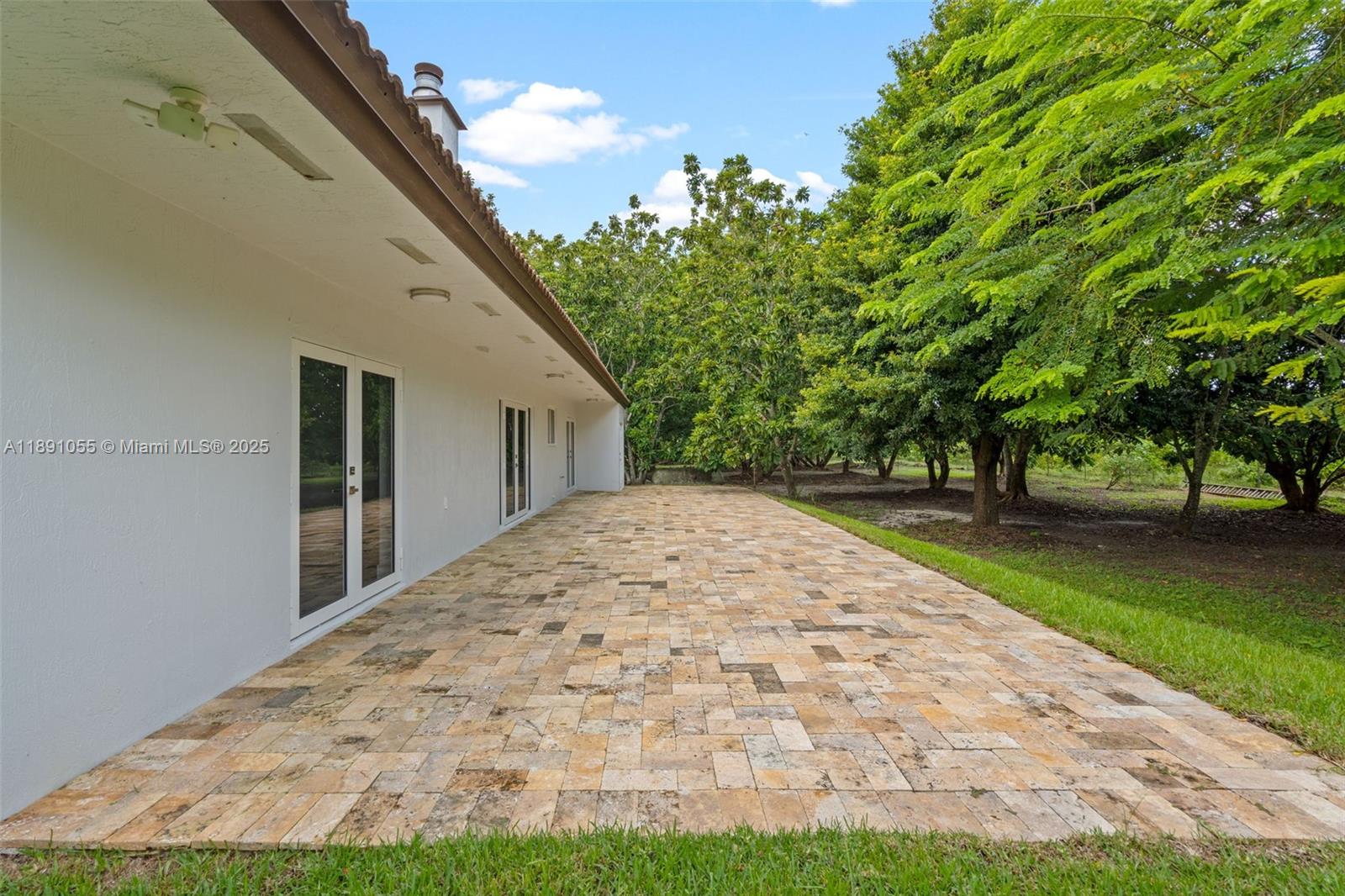 See details   /   sq. ft. $ 2025-10-06 0 Photo