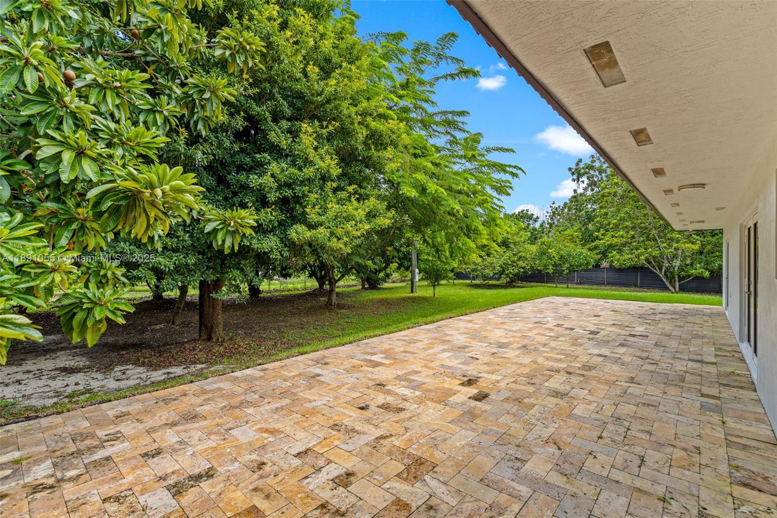 See details   /   sq. ft. $ 2025-10-06 0 Photo