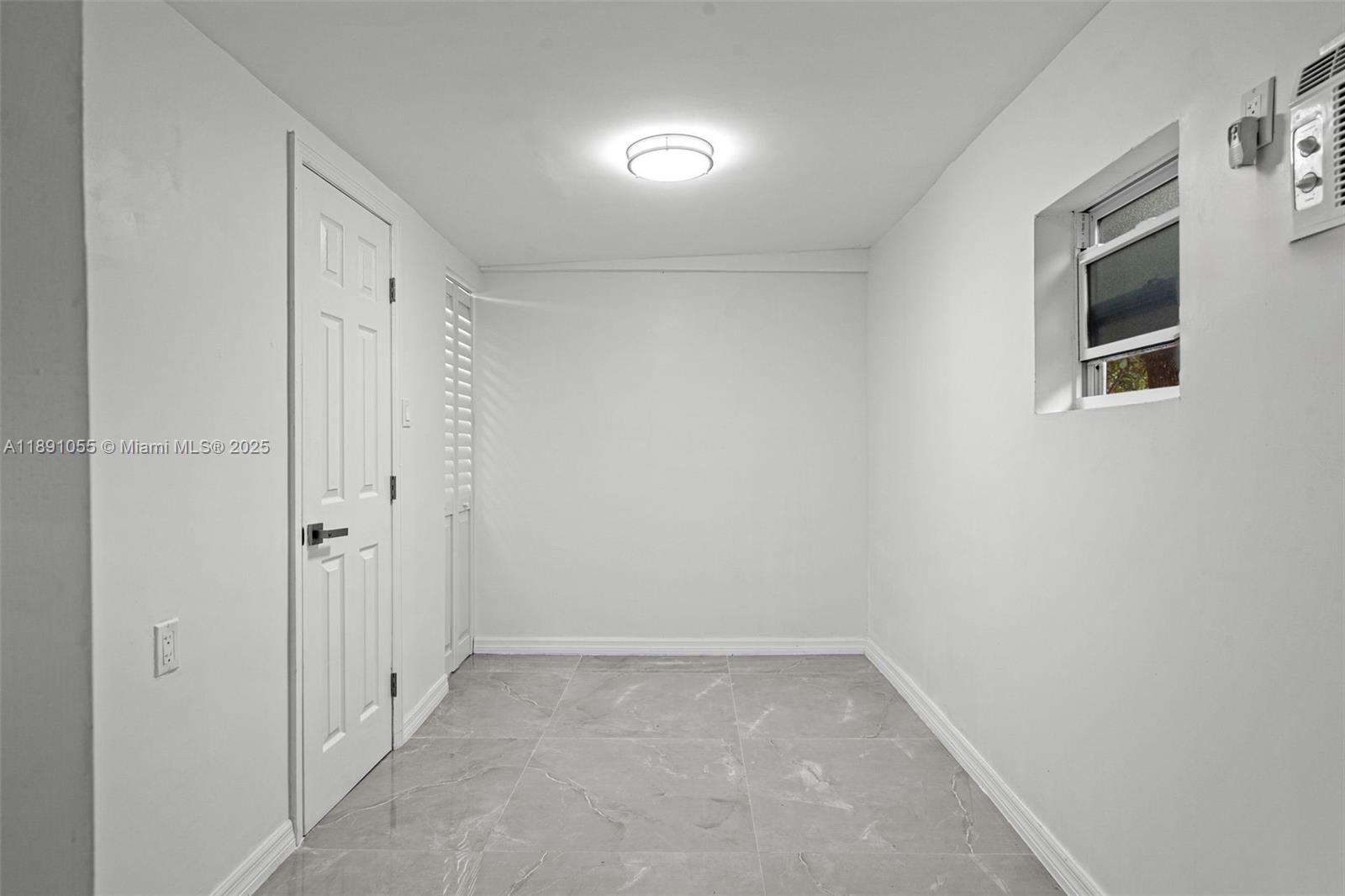 See details   /   sq. ft. $ 2025-10-06 0 Photo