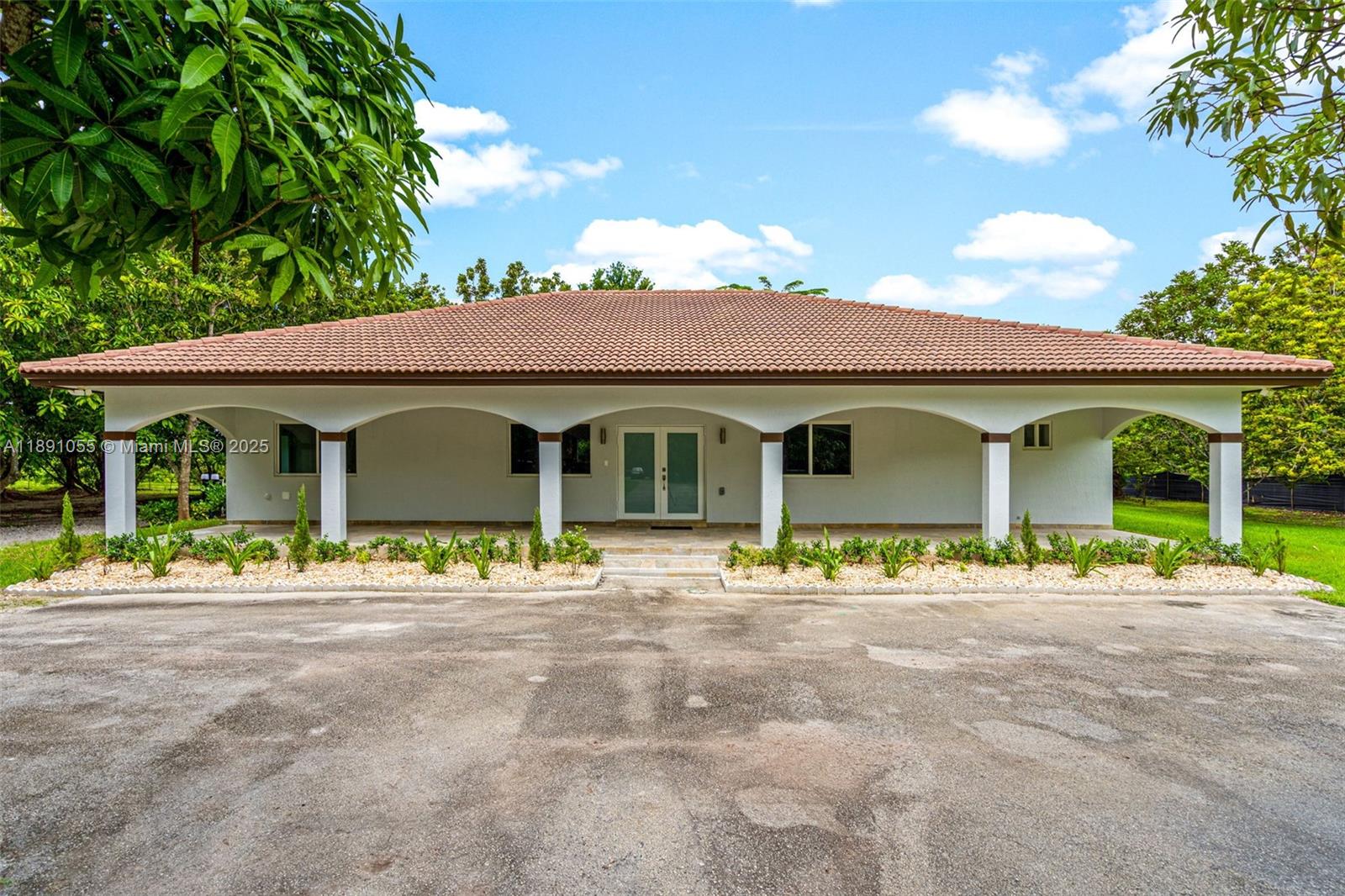 See details   /   sq. ft. $ 2025-10-06 0 Photo