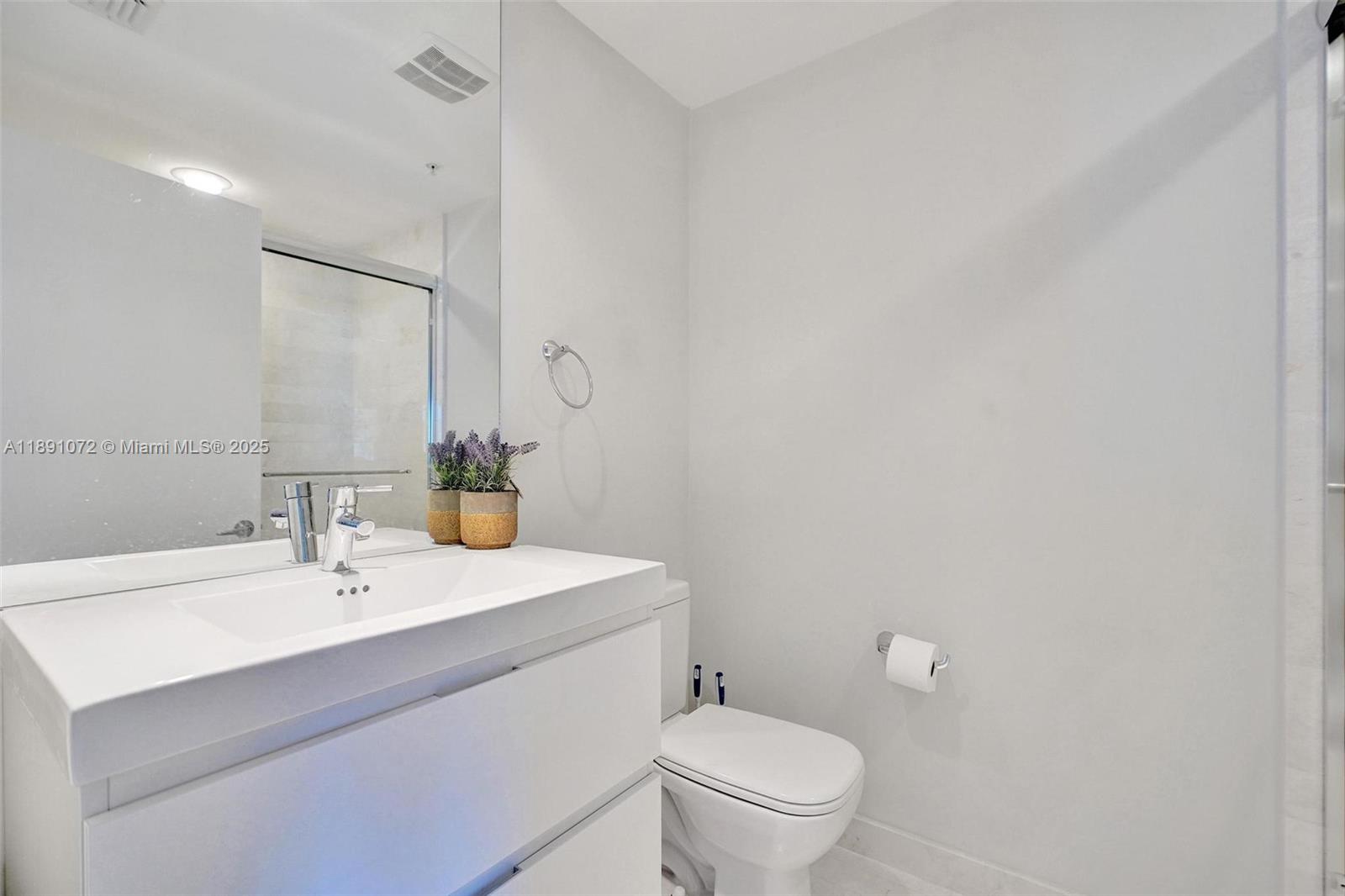 Photo of 17301 Biscayne Blvd  #708, North Miami Beach, Florida, 33160 - guest bathroom