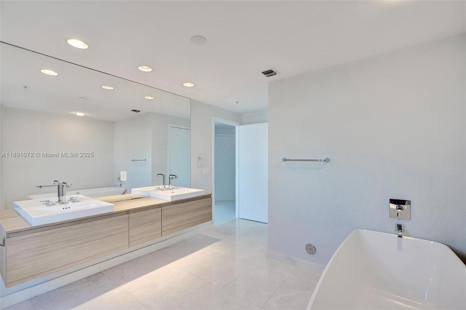 Photo of 17301 Biscayne Blvd  #708, North Miami Beach, Florida, 33160 -