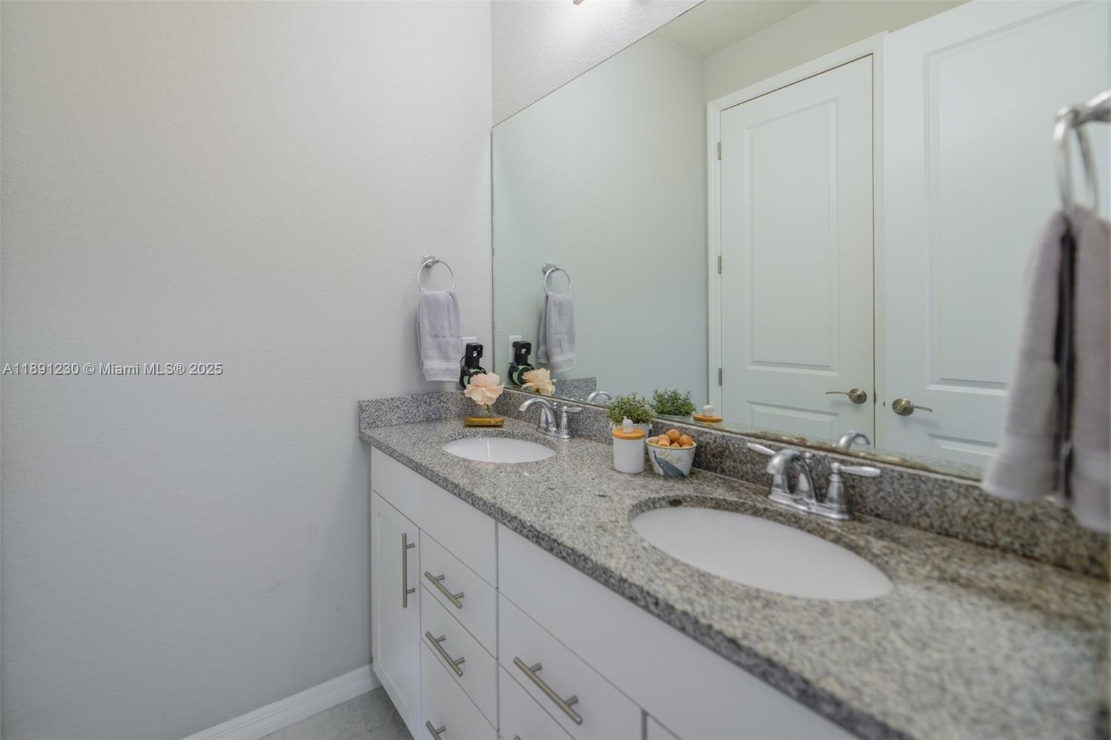 4735 3 / 3 1769 sq. ft. $ 2025-10-06 0 Photo
