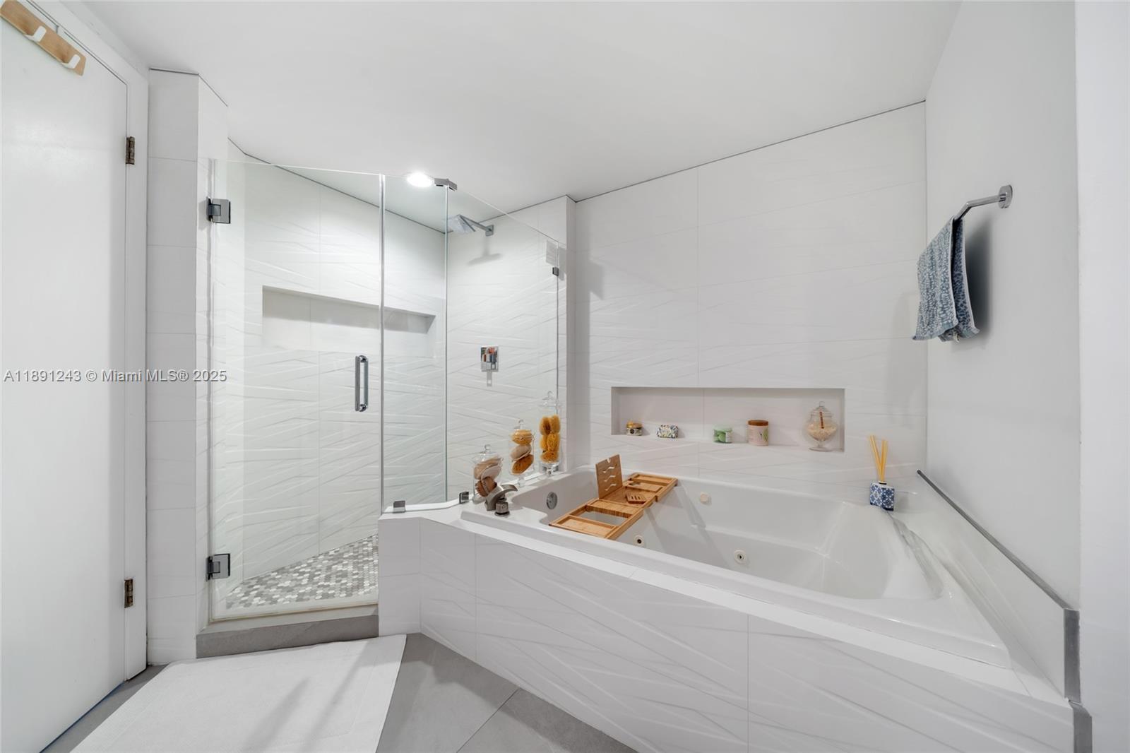 Photo of 20185 Country Club Dr  #1402, Aventura, Florida, 33180 - 