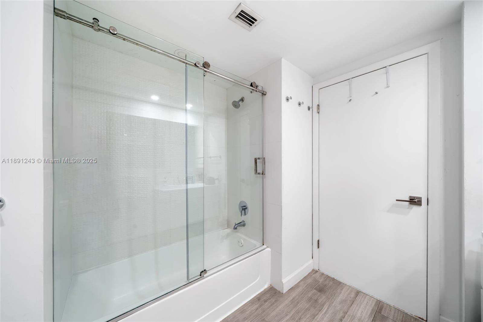 Photo of 20185 Country Club Dr  #1402, Aventura, Florida, 33180 - 