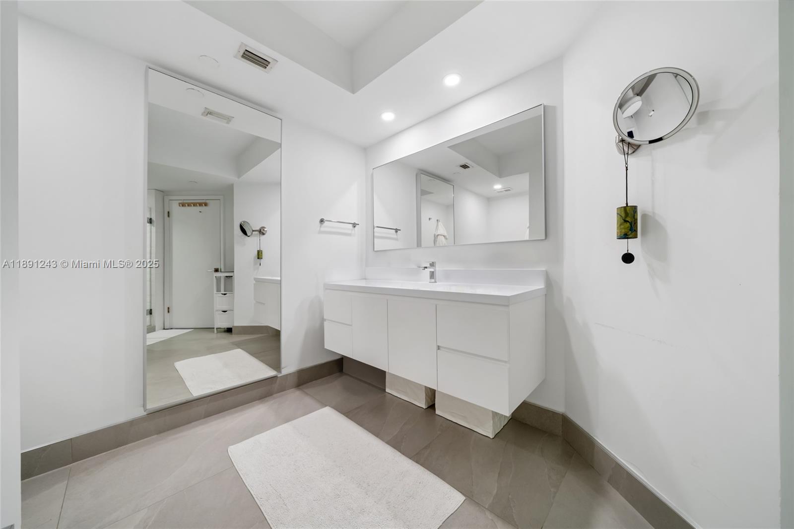Photo of 20185 Country Club Dr  #1402, Aventura, Florida, 33180 - 