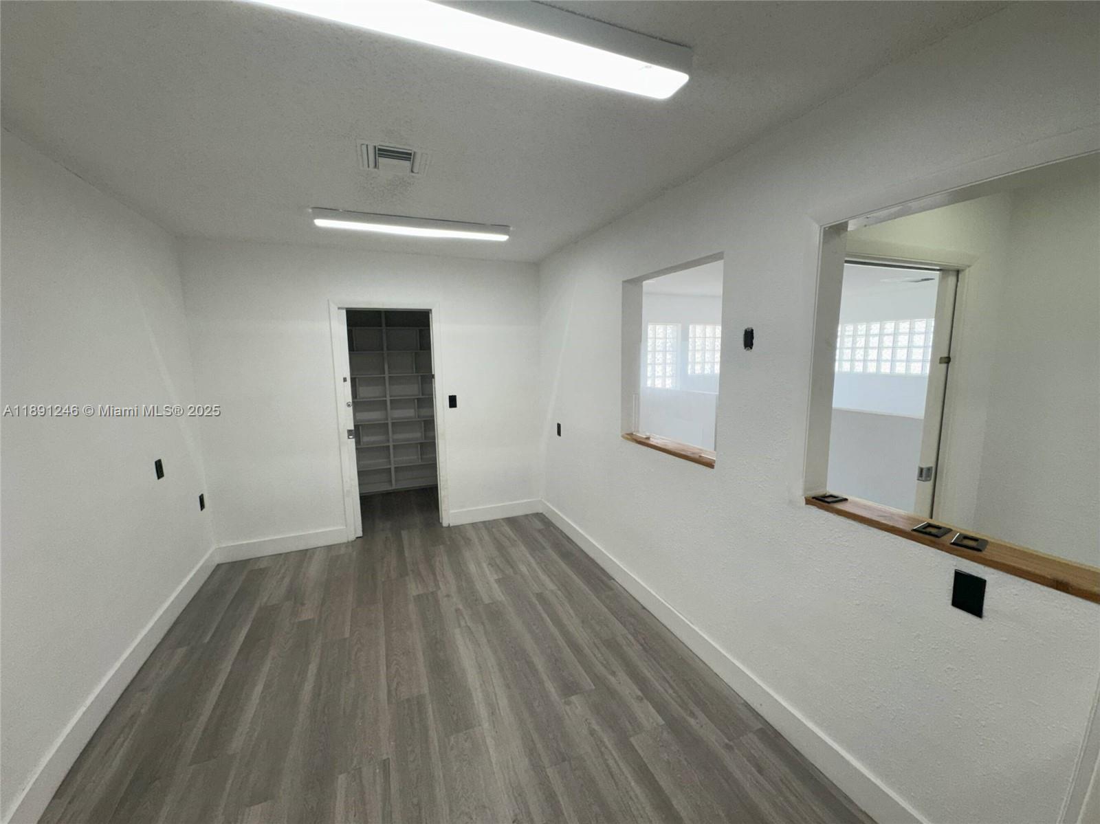   /   sq. ft. $ 2025-10-06 0 Photo