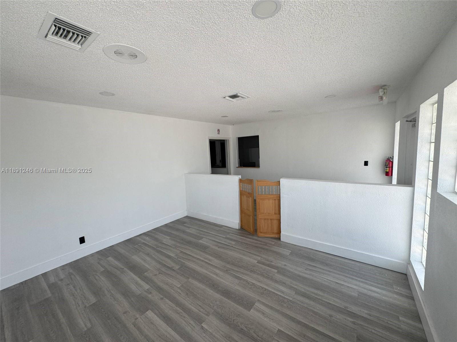   /   sq. ft. $ 2025-10-06 0 Photo