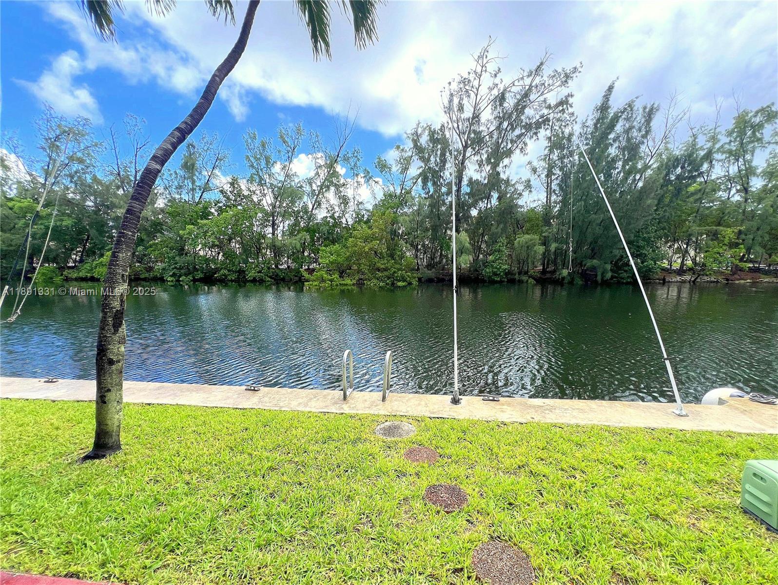 See details   /   sq. ft. $ 2025-10-06 0 Photo