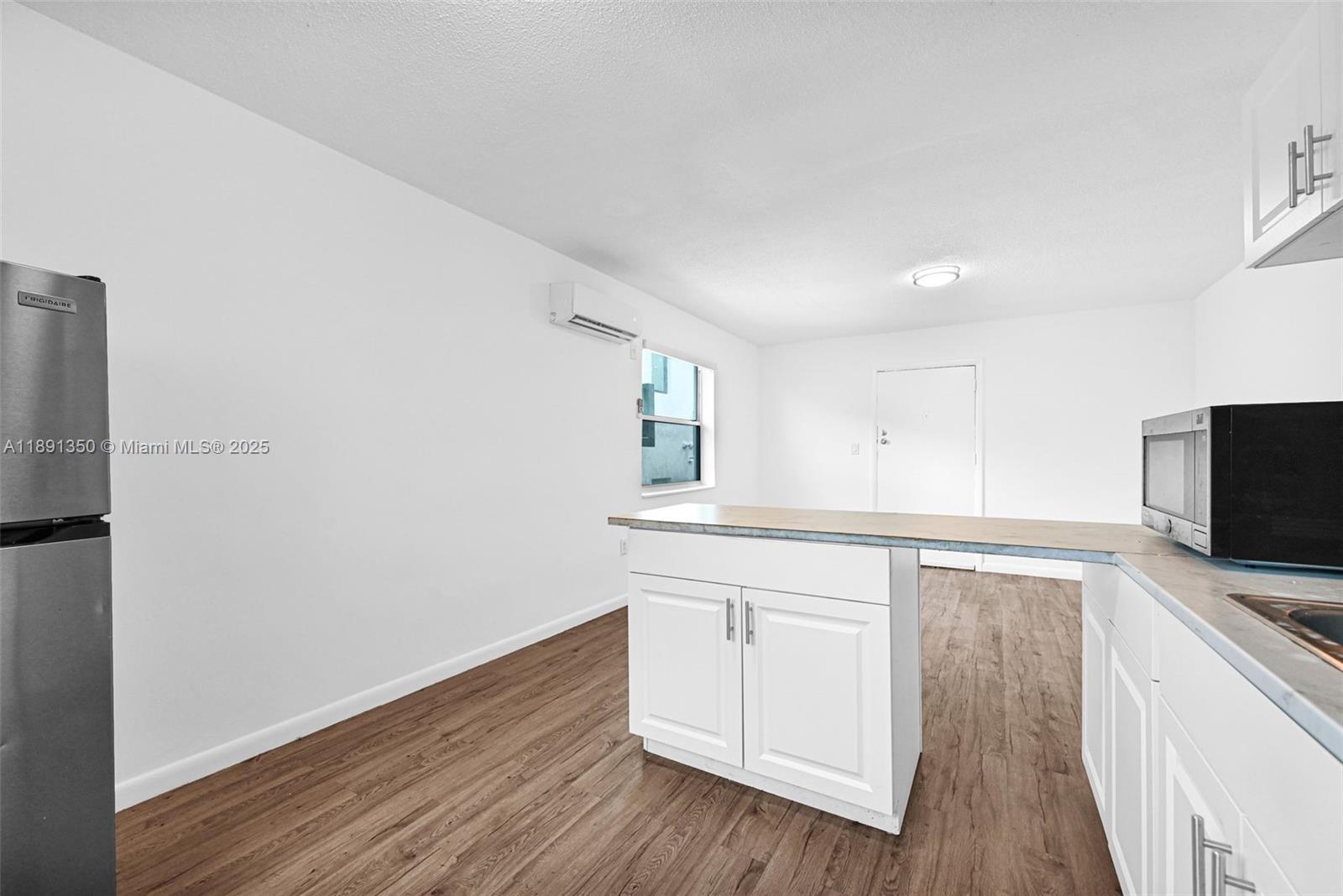   /   sq. ft. $ 2025-10-06 0 Photo