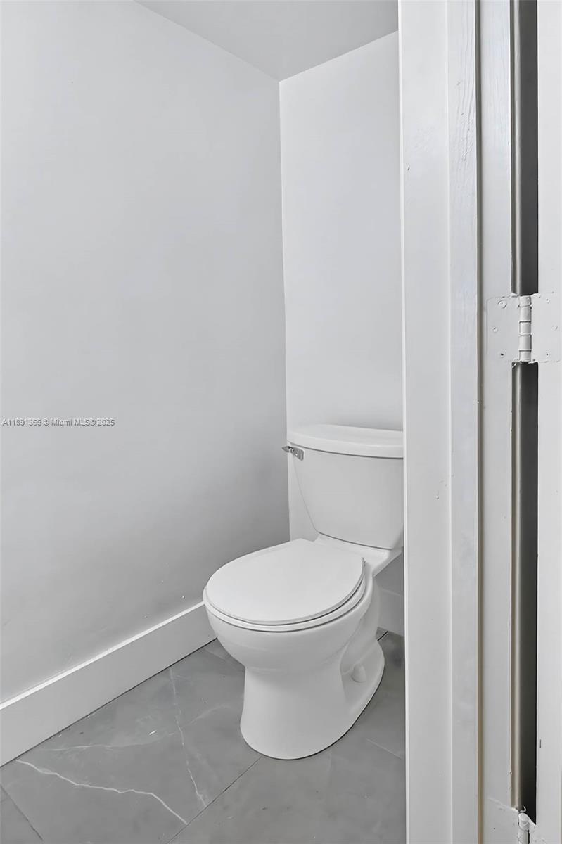   /   кв.футов $ 2025-10-06 0 Фото