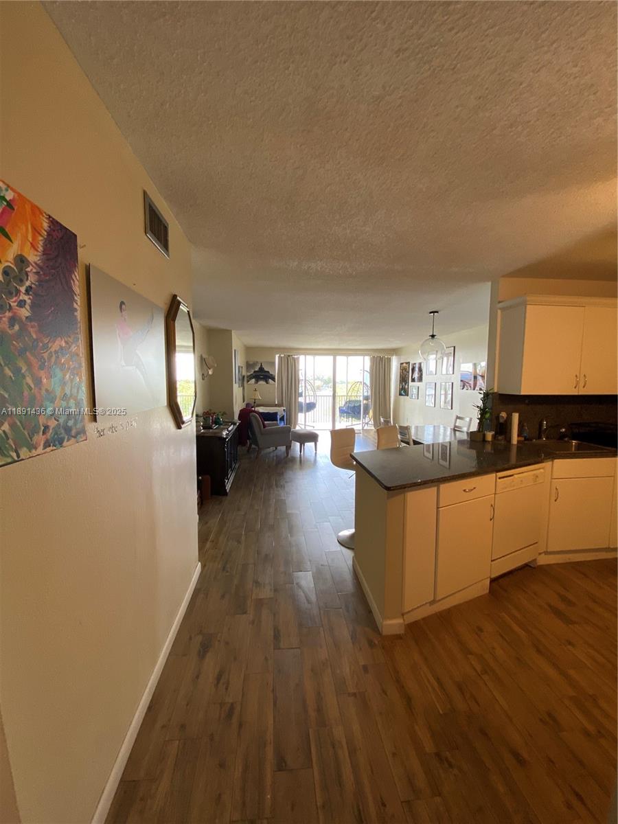 413-1 2 / 2 1315 sq. ft. $ 2025-10-06 0 foto