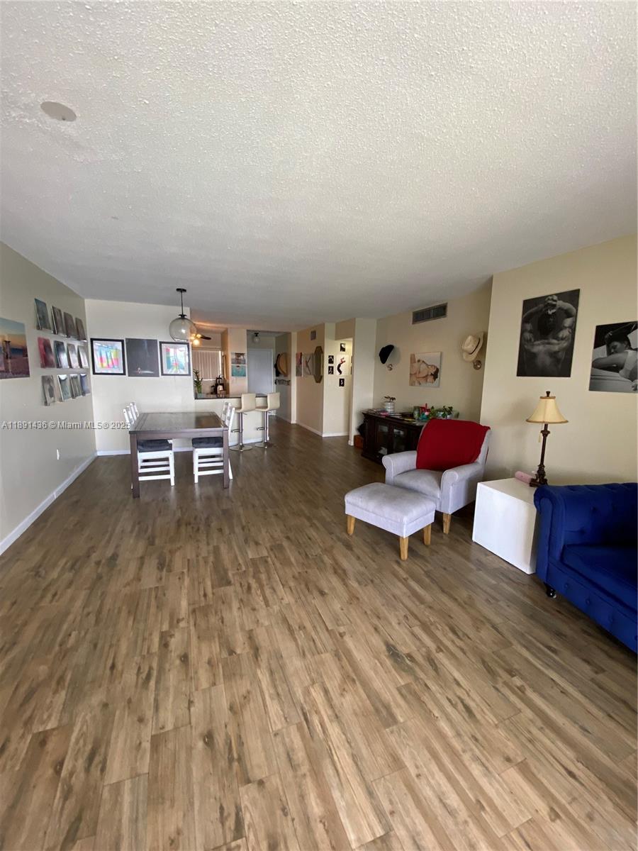 413-1 2 / 2 1315 sq. ft. $ 2025-10-06 0 foto