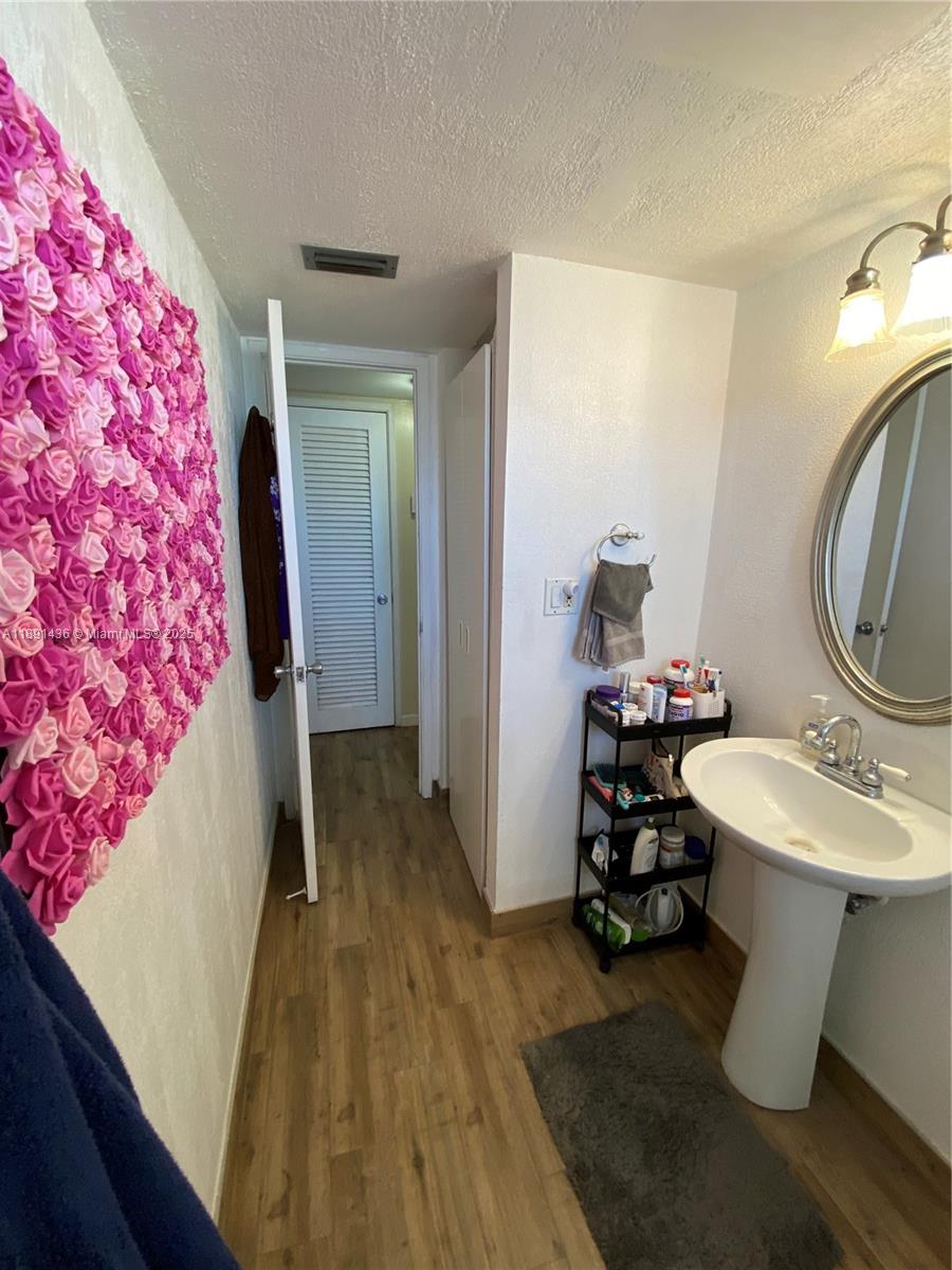 413-1 2 / 2 1315 sq. ft. $ 2025-10-06 0 foto