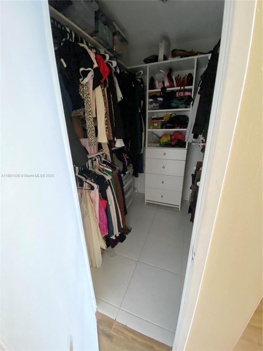 413-1 2 / 2 1315 sq. ft. $ 2025-10-06 0 foto