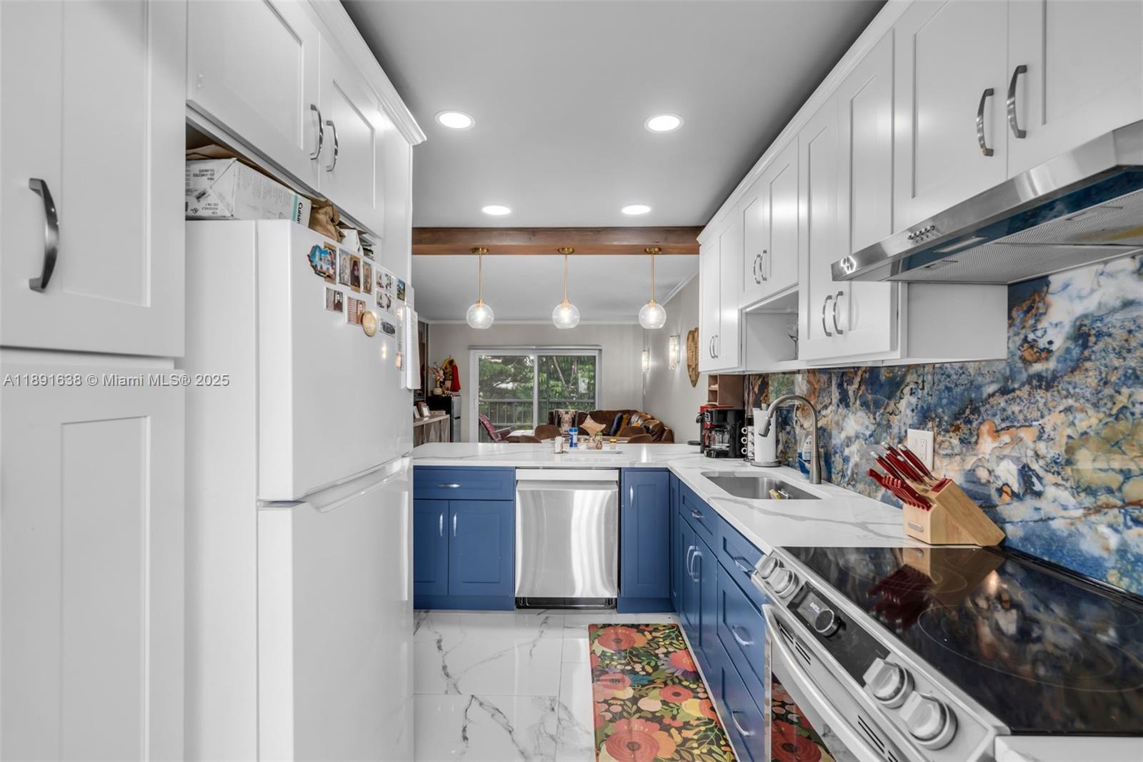 See details 207 1 / 2 744 sq. ft. $ 2025-10-07 0 Photo