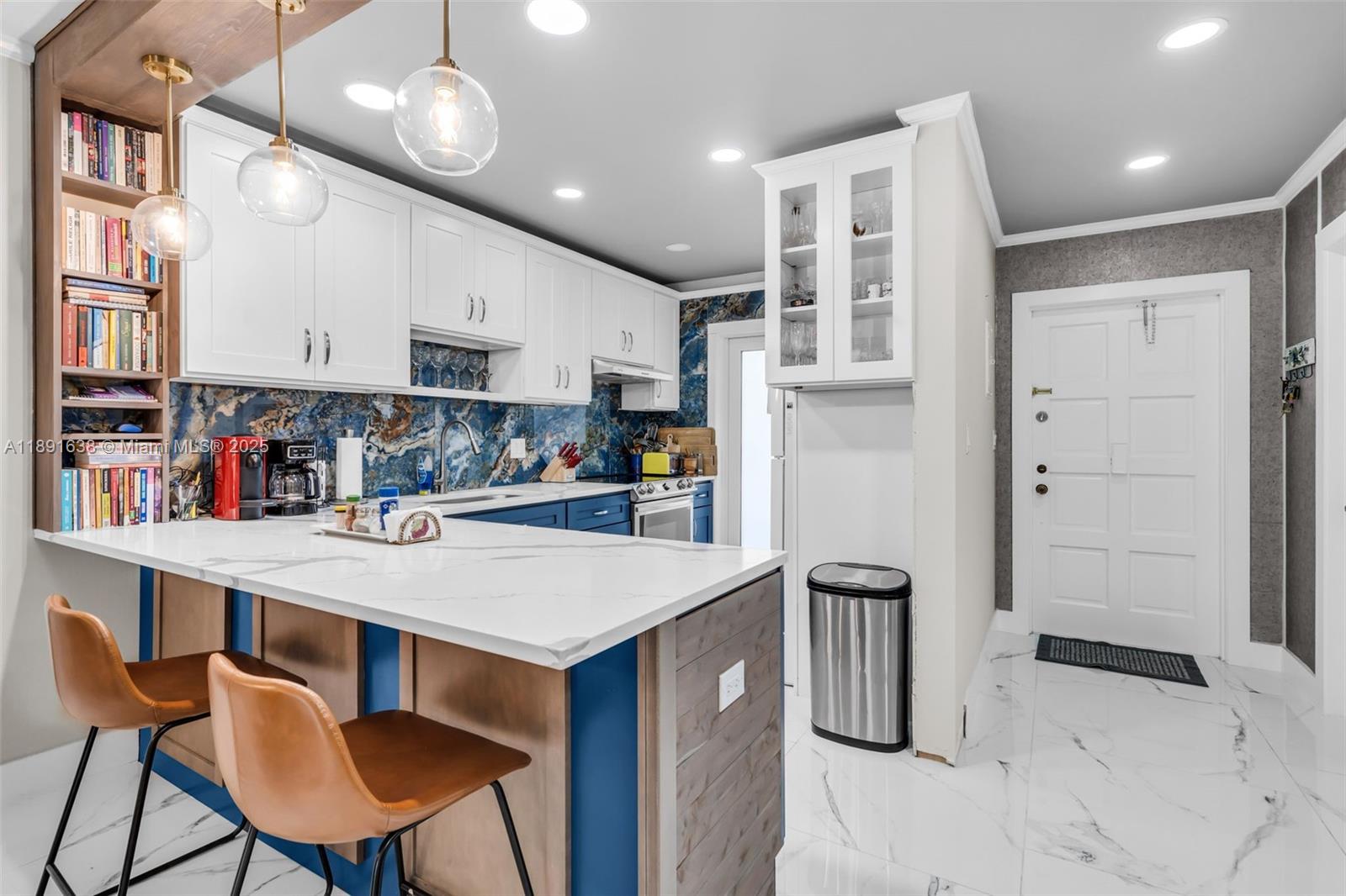 See details 207 1 / 2 744 sq. ft. $ 2025-10-07 0 Photo