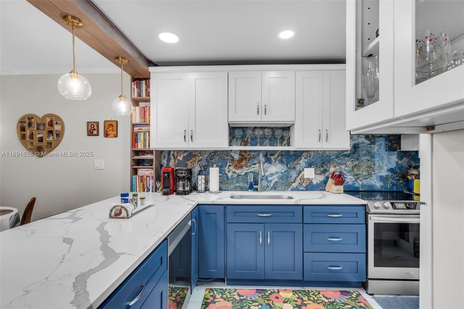 See details 207 1 / 2 744 sq. ft. $ 2025-10-07 0 Photo