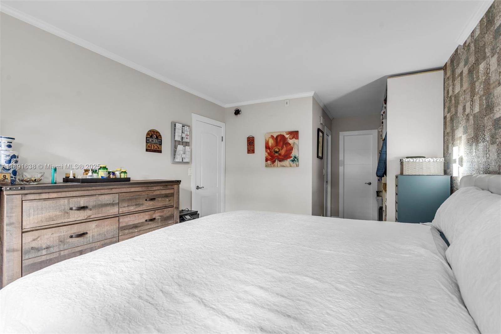 See details 207 1 / 2 744 sq. ft. $ 2025-10-07 0 Photo