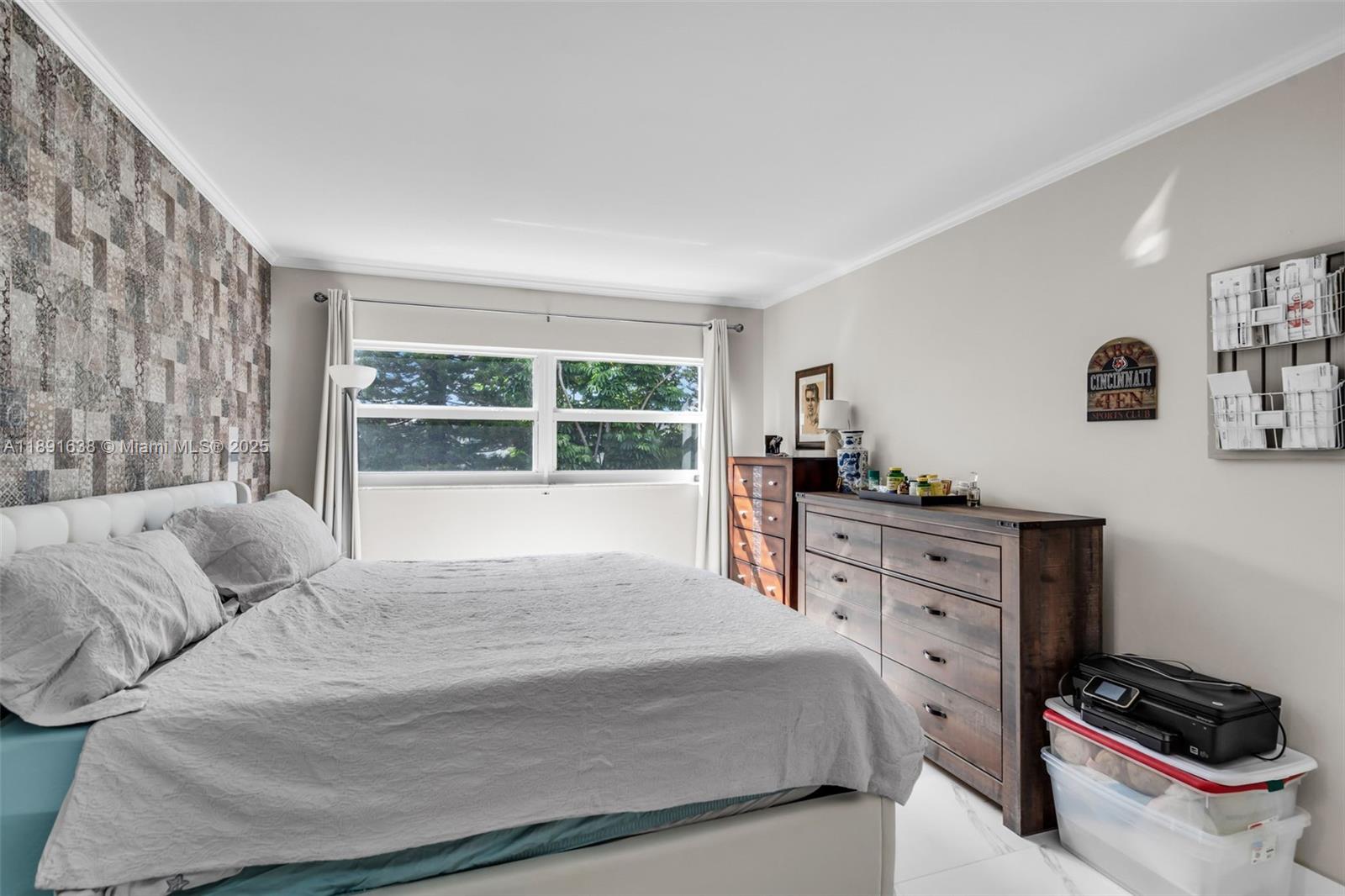 See details 207 1 / 2 744 sq. ft. $ 2025-10-07 0 Photo