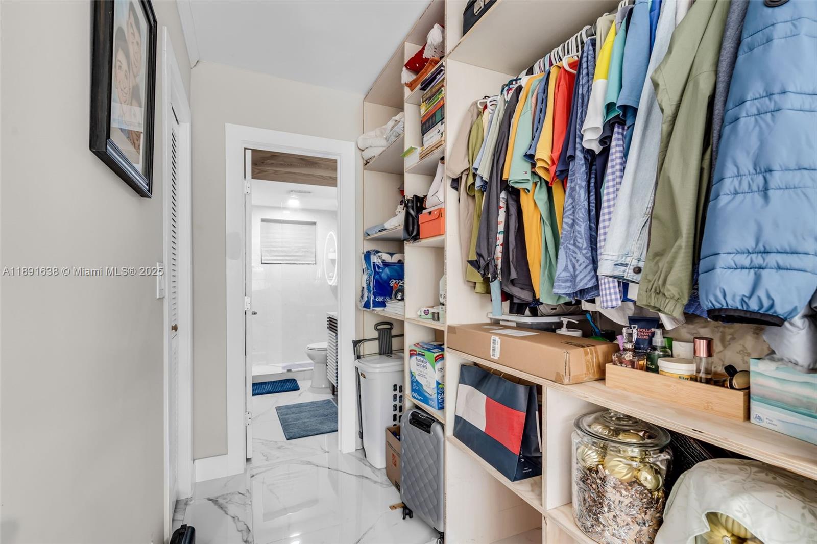 See details 207 1 / 2 744 sq. ft. $ 2025-10-07 0 Photo