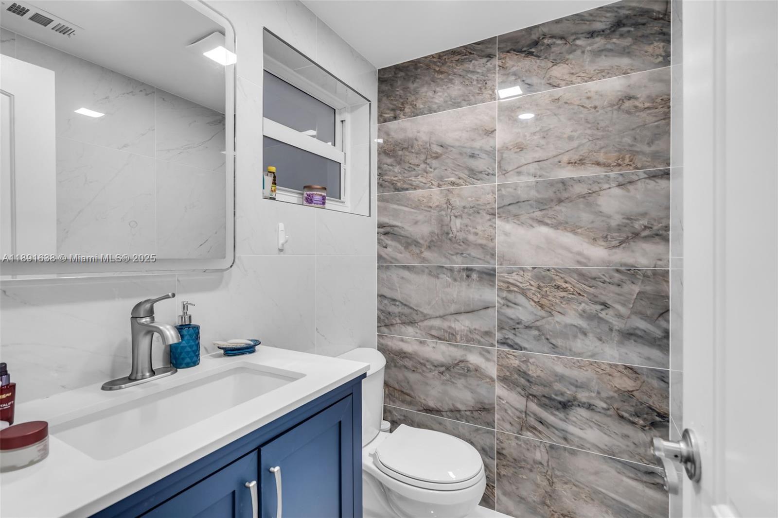 See details 207 1 / 2 744 sq. ft. $ 2025-10-07 0 Photo
