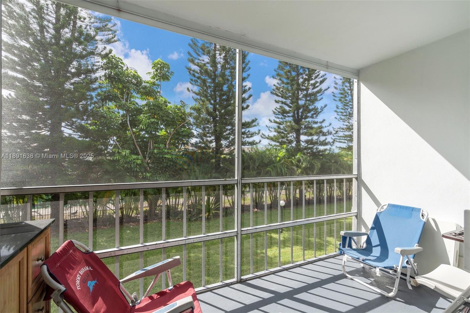 See details 207 1 / 2 744 sq. ft. $ 2025-10-07 0 Photo