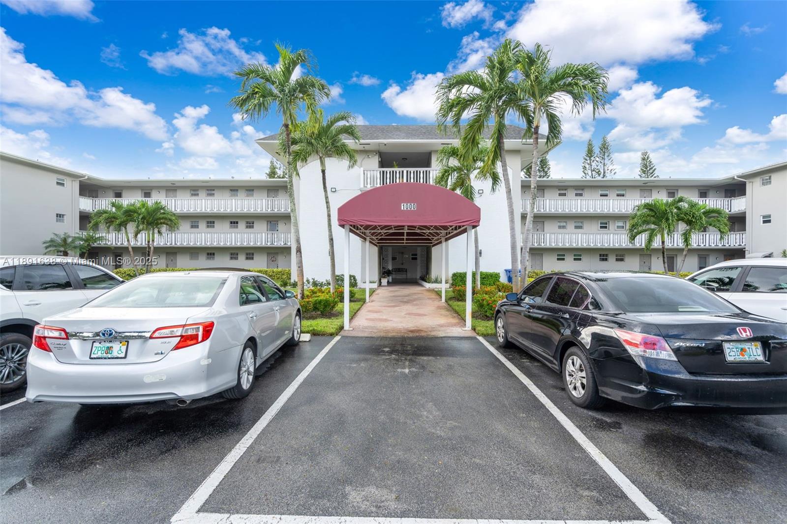 See details 207 1 / 2 744 sq. ft. $ 2025-10-07 0 Photo