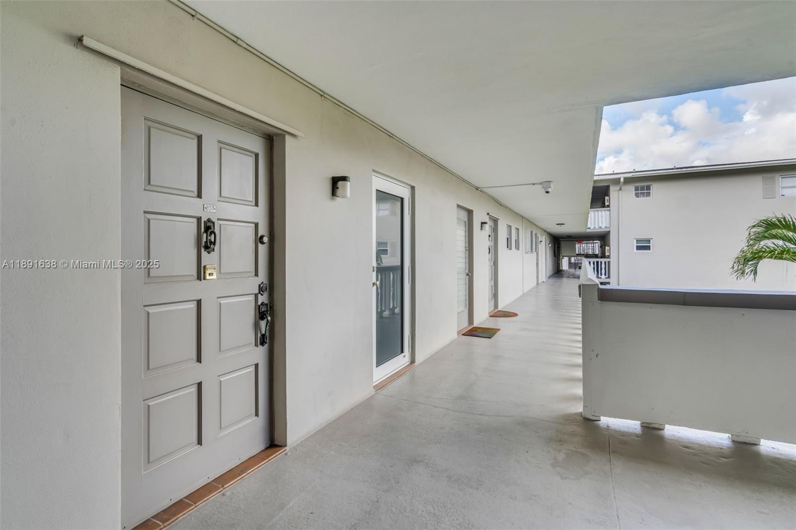 See details 207 1 / 2 744 sq. ft. $ 2025-10-07 0 Photo