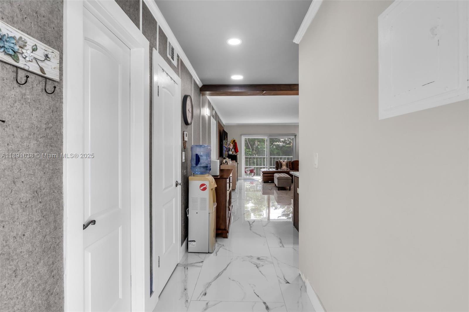 See details 207 1 / 2 744 sq. ft. $ 2025-10-07 0 Photo
