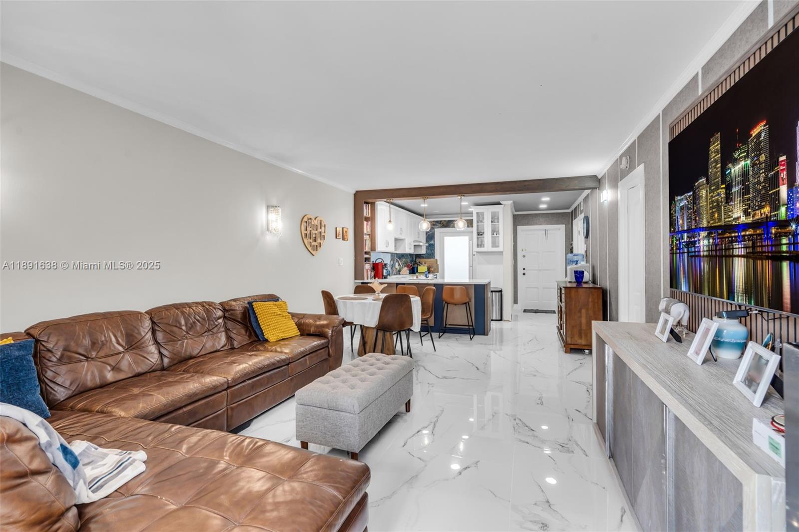 See details 207 1 / 2 744 sq. ft. $ 2025-10-07 0 Photo