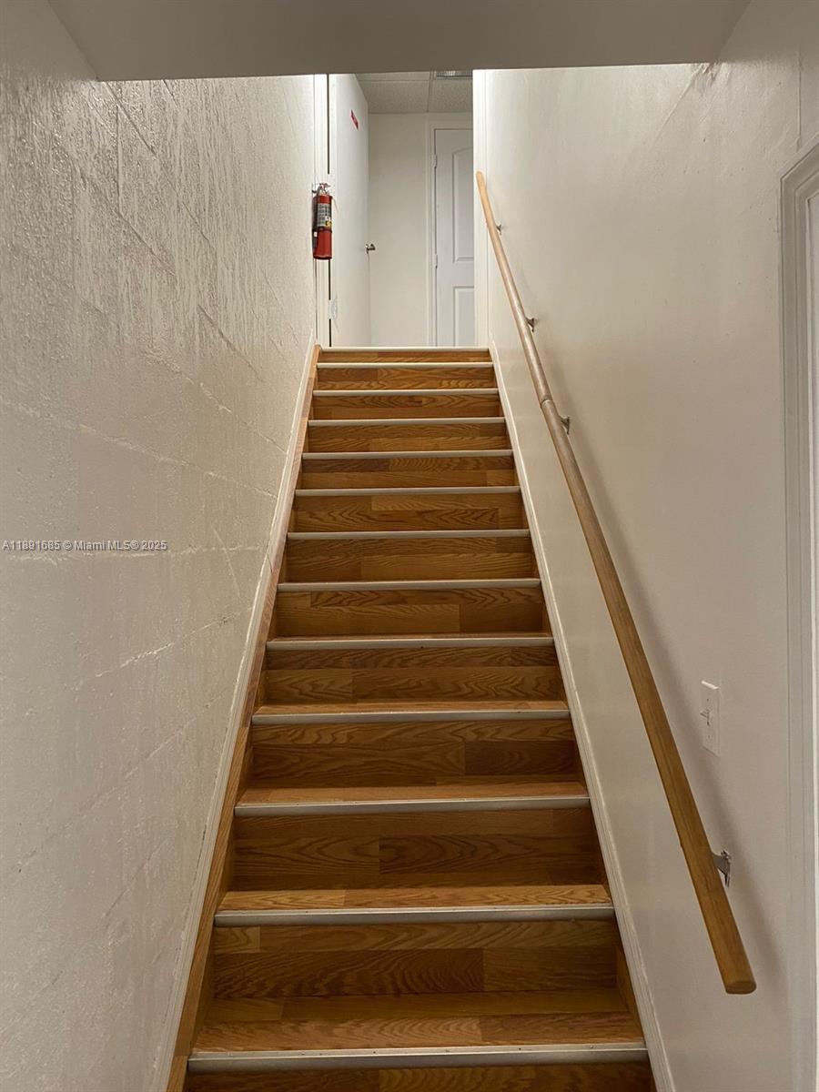 911/912  /   sq. ft. $ 2025-10-07 0 foto