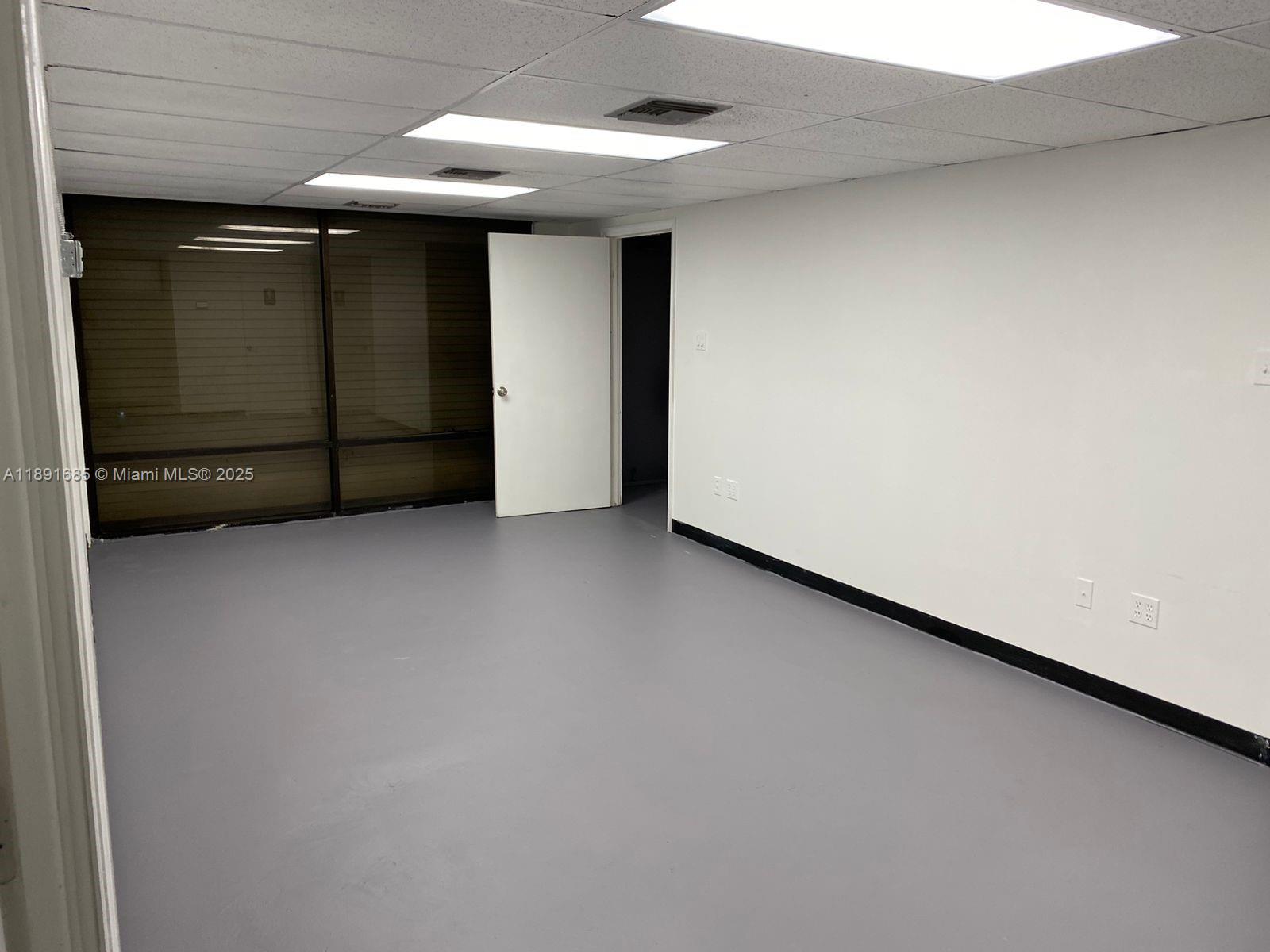 911/912  /   sq. ft. $ 2025-10-07 0 foto