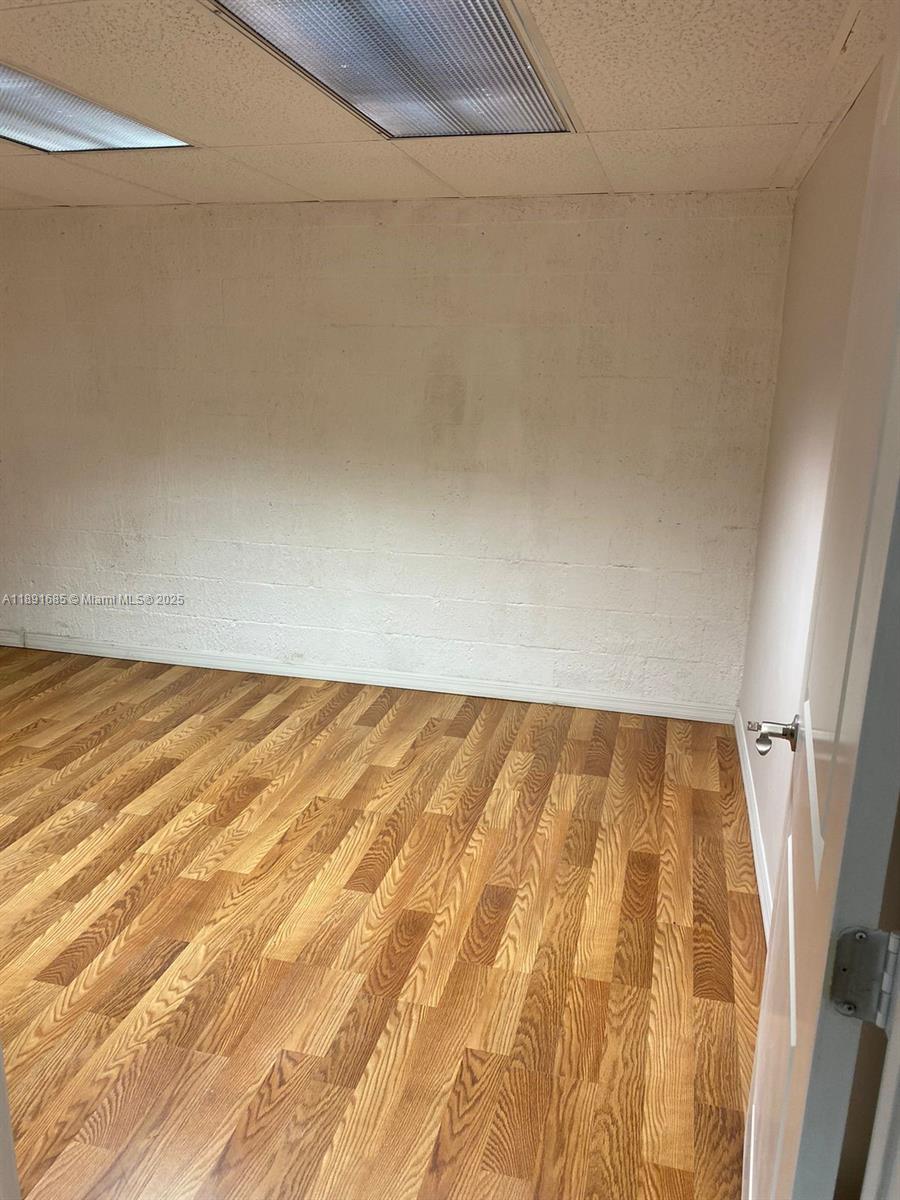 911/912  /   sq. ft. $ 2025-10-07 0 foto