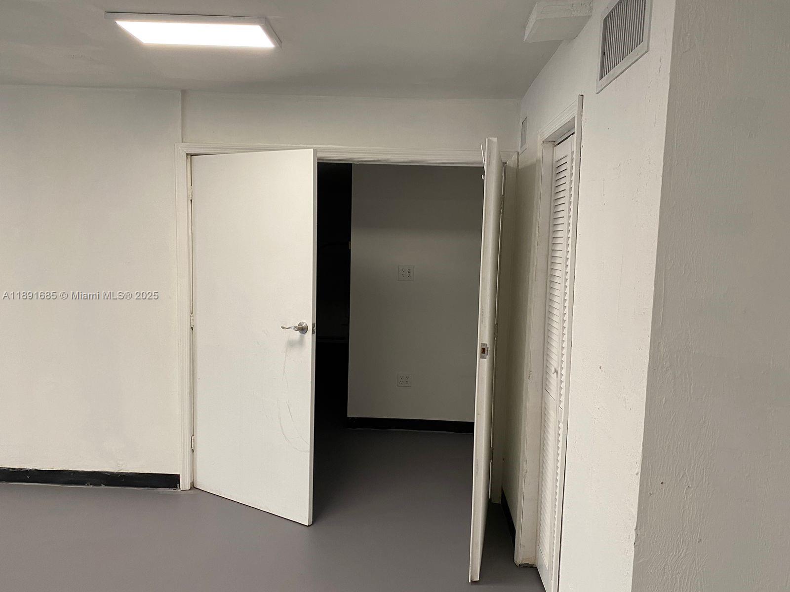 911/912  /   sq. ft. $ 2025-10-07 0 foto