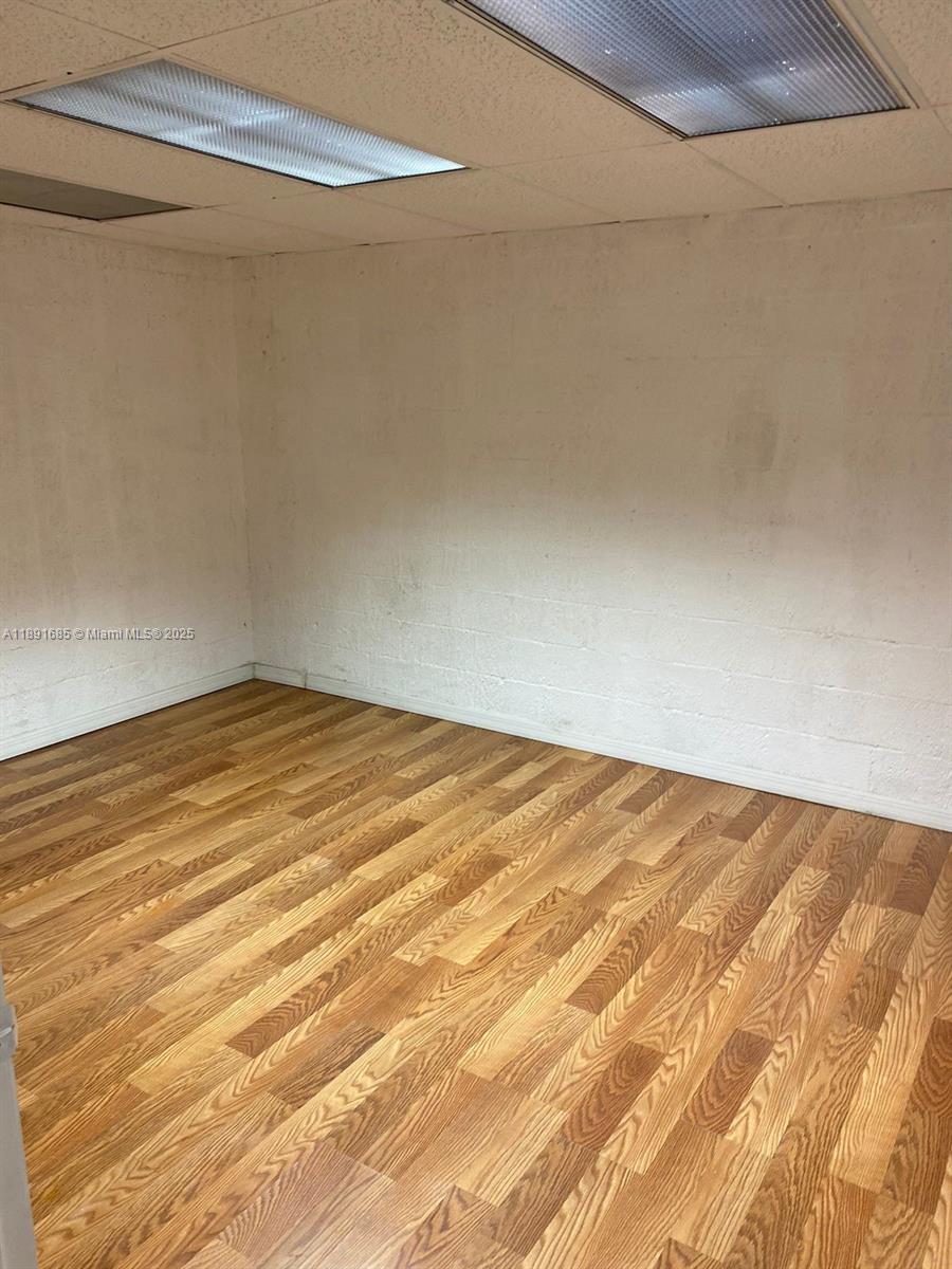 911/912  /   sq. ft. $ 2025-10-07 0 foto