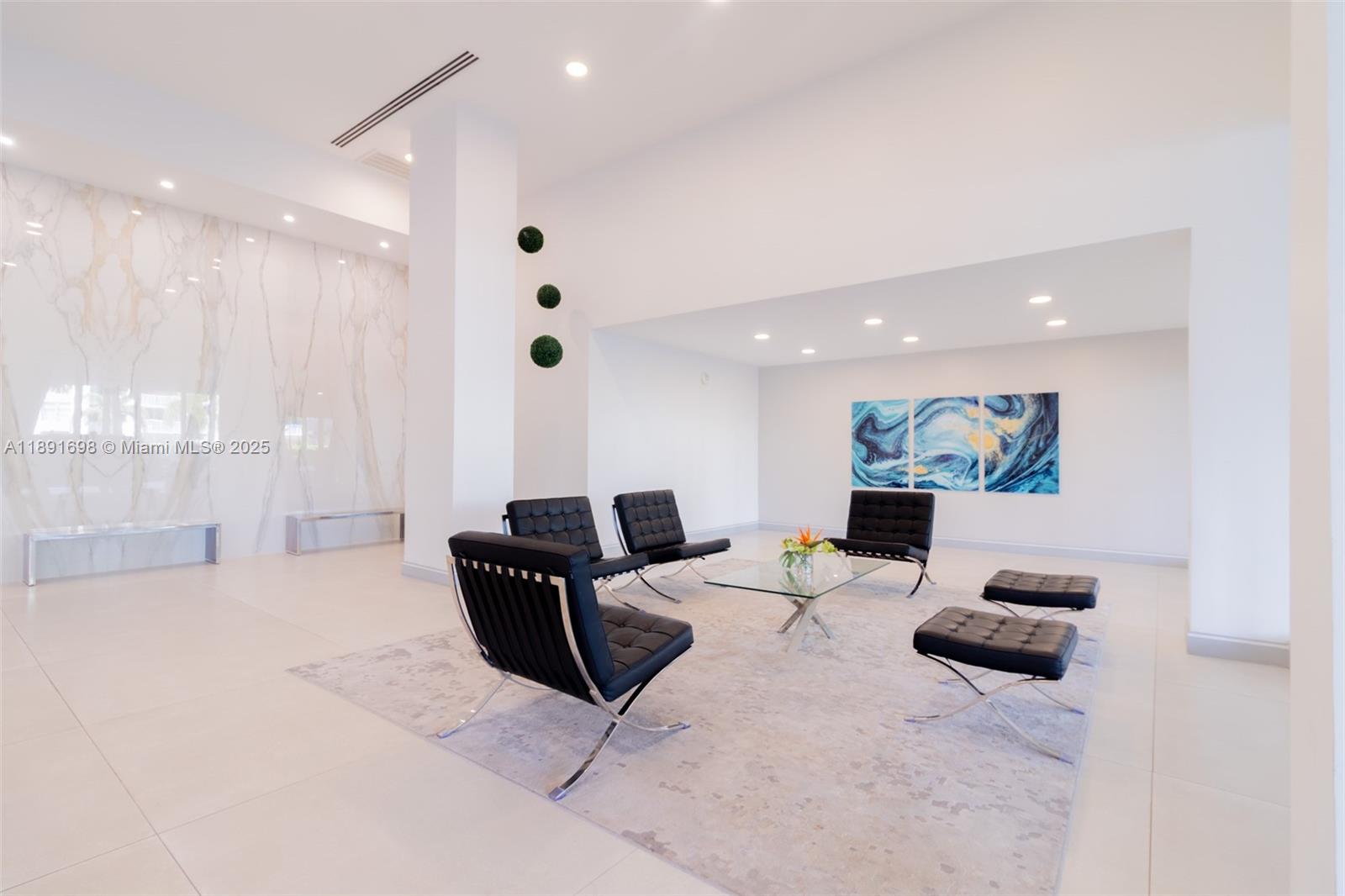 920 2 / 2 1286 sq. ft. $ 2025-10-07 0 foto