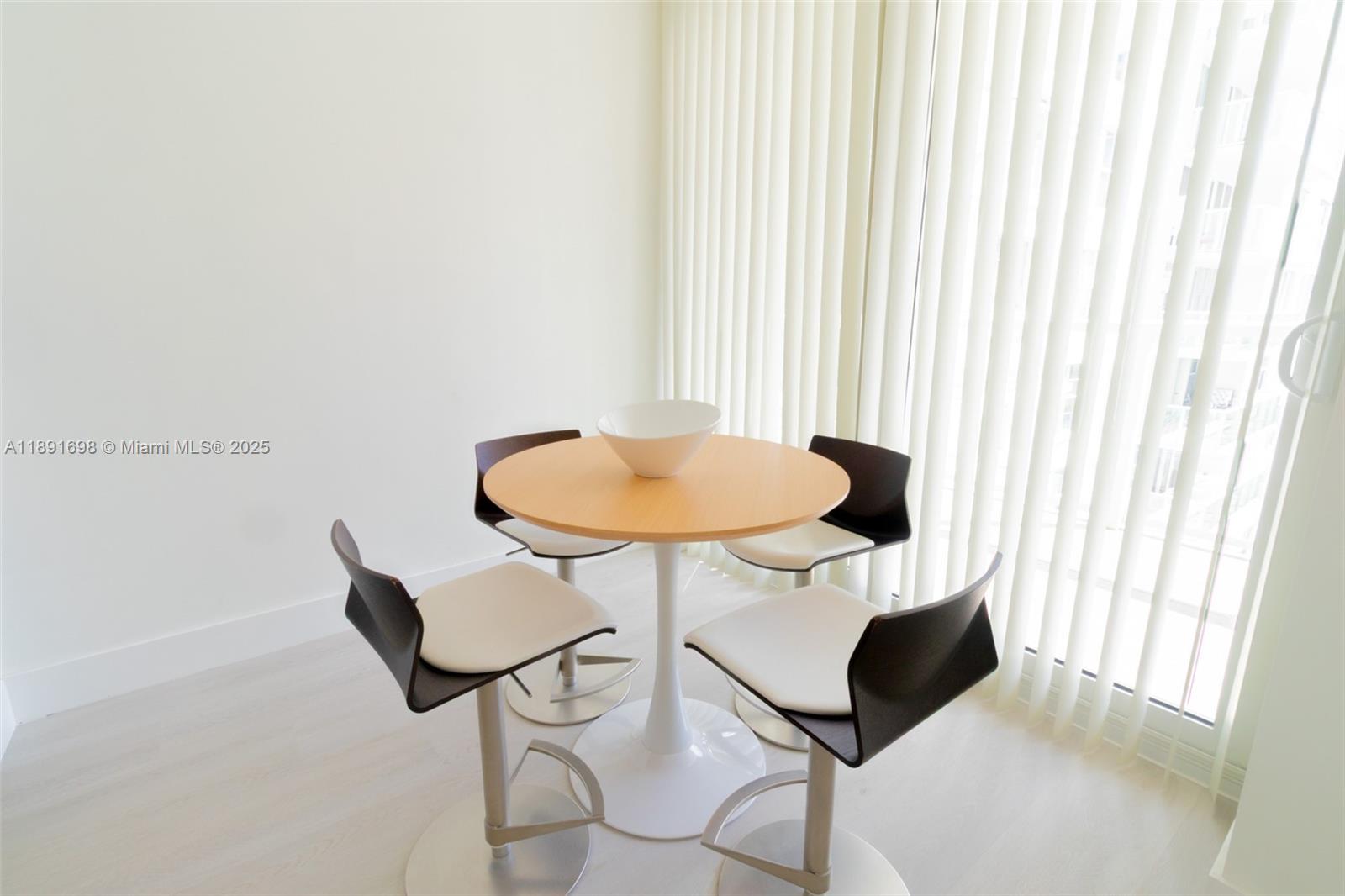 920 2 / 2 1286 sq. ft. $ 2025-10-07 0 foto