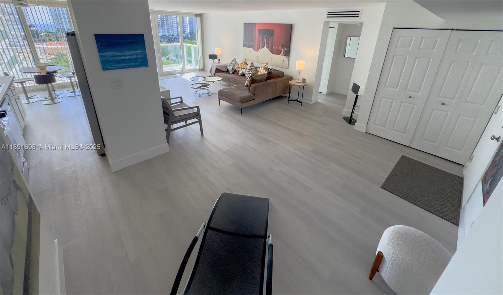 920 2 / 2 1286 sq. ft. $ 2025-10-07 0 foto
