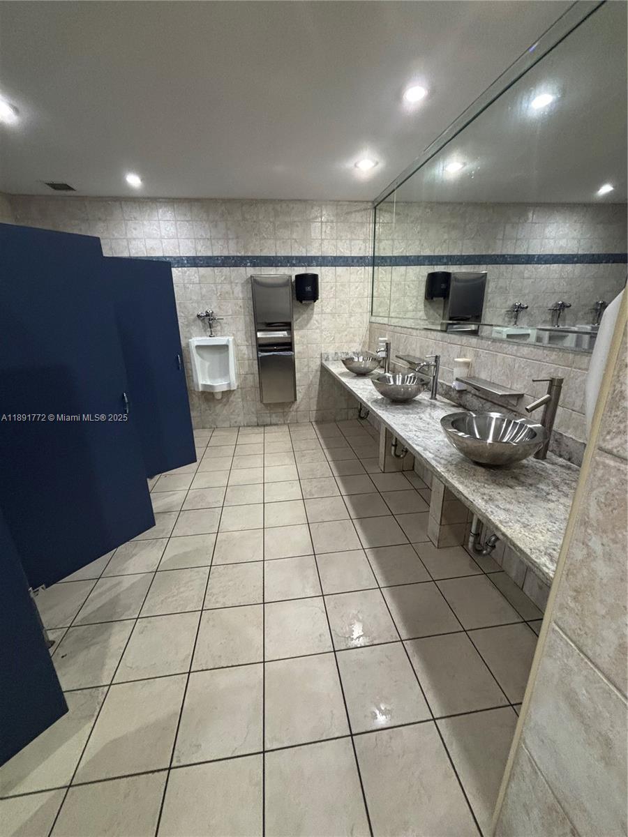 328  /   sq. ft. $ 2025-10-07 0 Photo