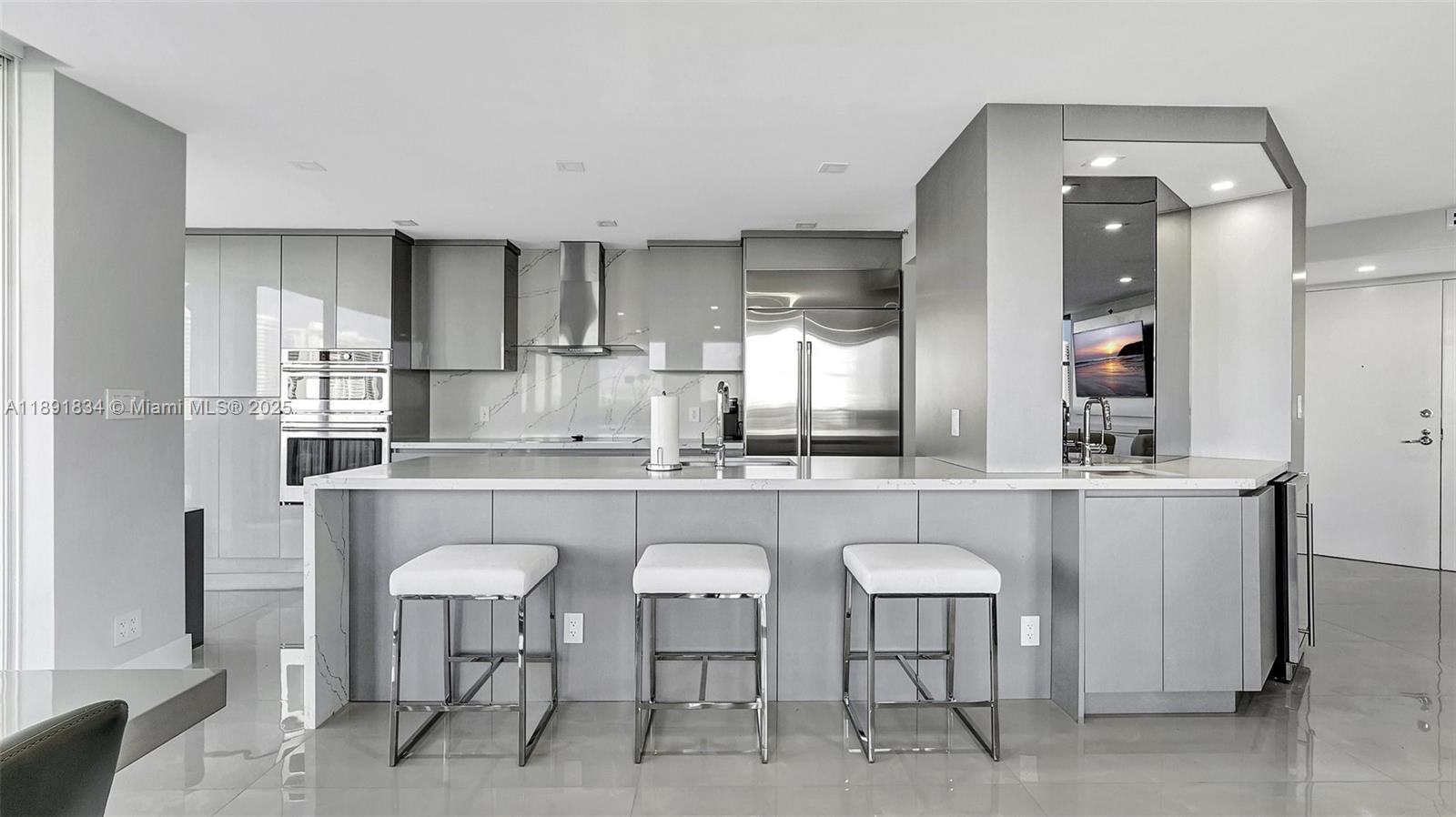 1004 3 / 3 1930 sq. ft. $ 2025-10-07 0 foto