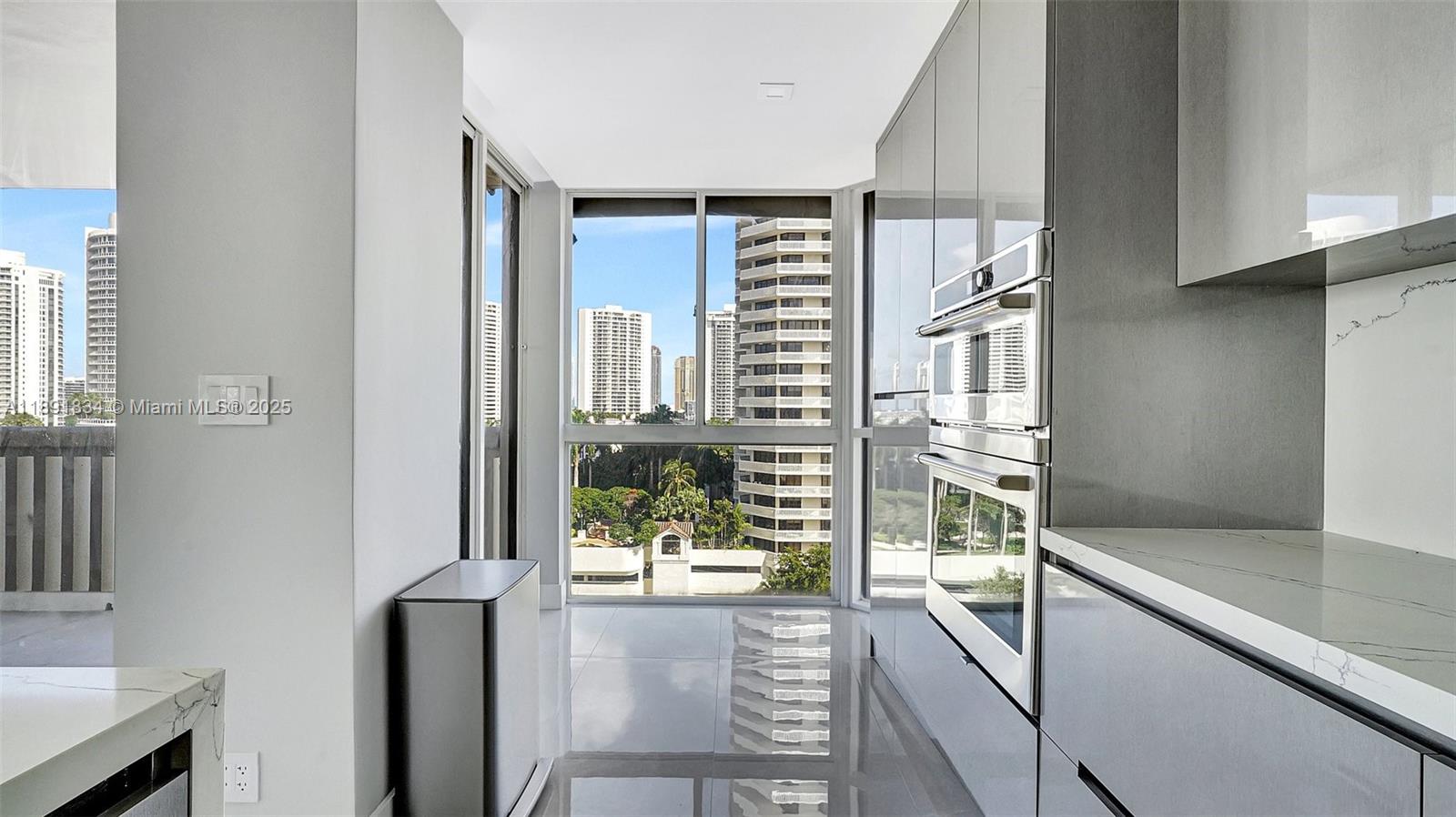 1004 3 / 3 1930 sq. ft. $ 2025-10-07 0 foto
