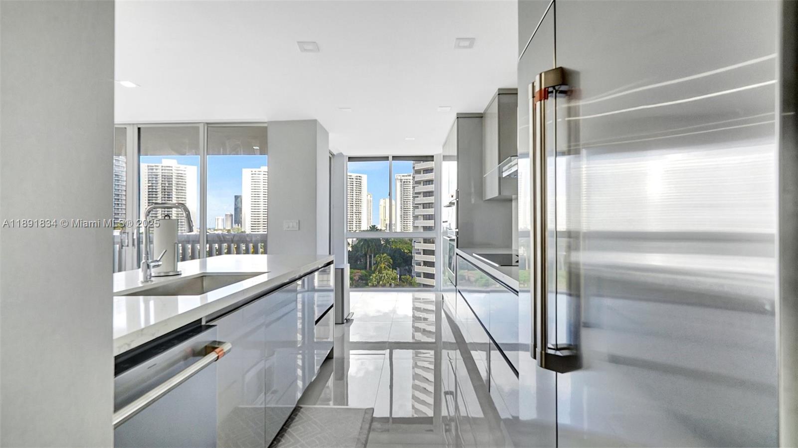 1004 3 / 3 1930 sq. ft. $ 2025-10-07 0 foto