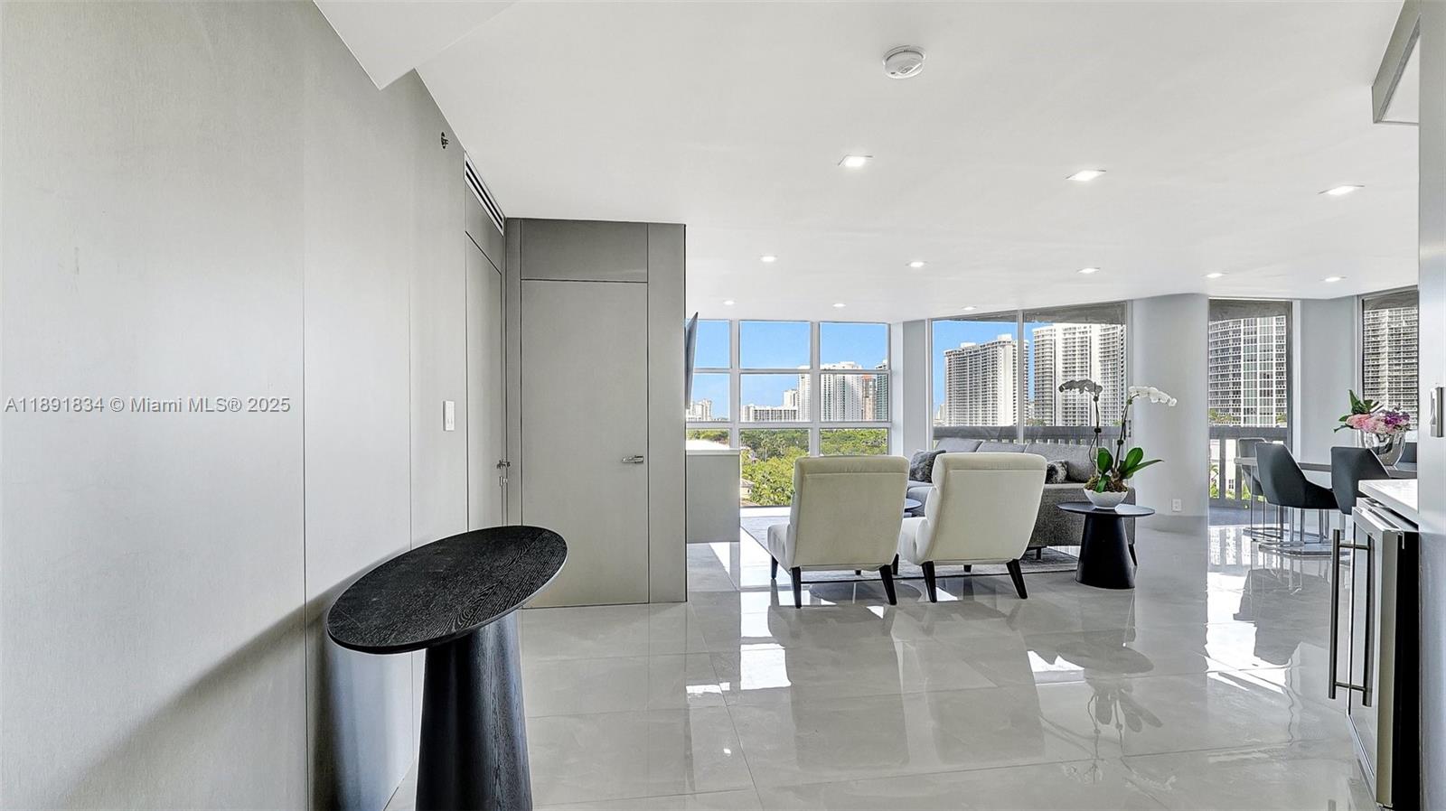 1004 3 / 3 1930 sq. ft. $ 2025-10-07 0 foto