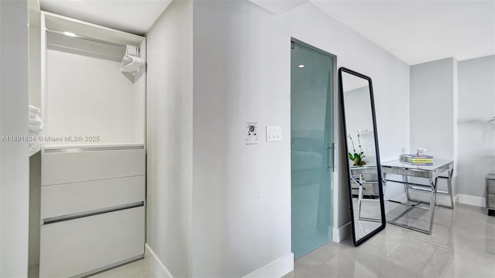 1004 3 / 3 1930 sq. ft. $ 2025-10-07 0 foto